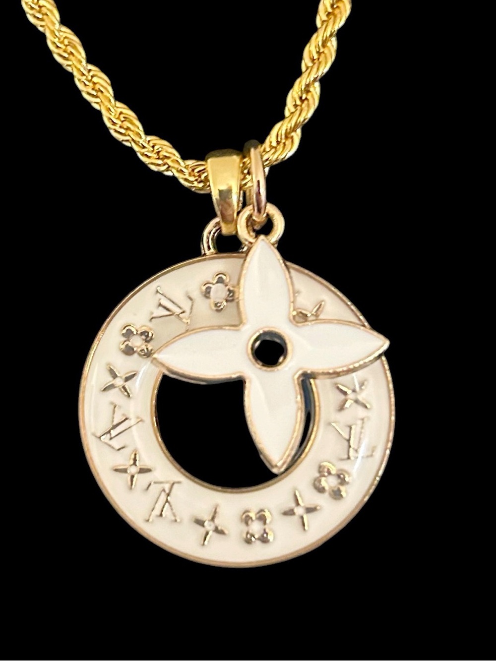Authentic Louis Vuitton Star Blossom M Star Necklace - Picture 2 of 6